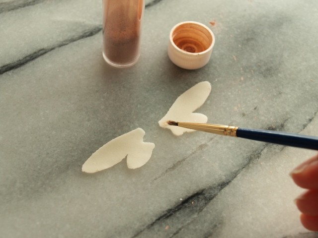bees dust wings1