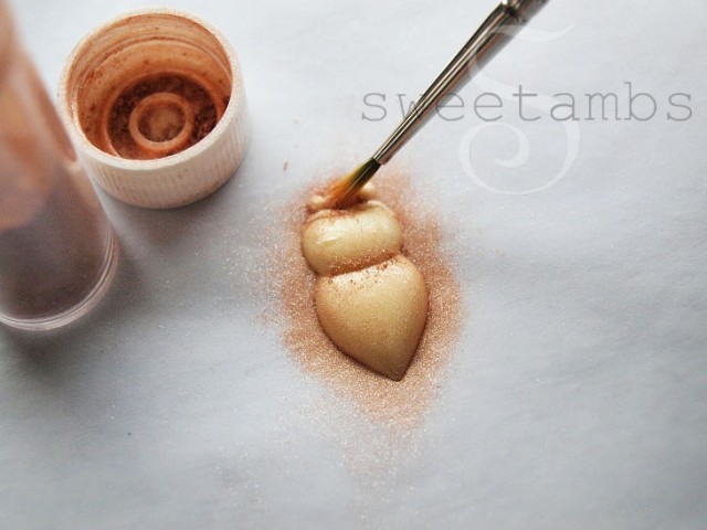 bees dust bodies