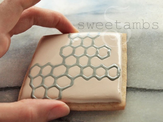 bees tap cookie