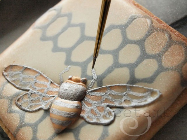 bees paint legs