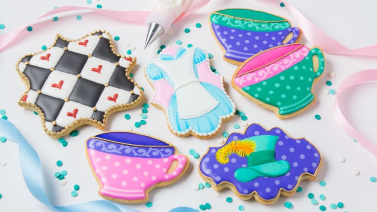 Alice in Wonderland Cookies Decorated with Royal Icing (Cookie Art Club Premium Tutorial)