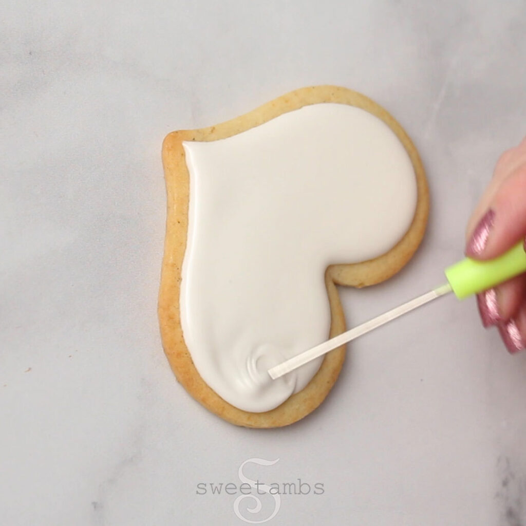 use a scribe tool to help shape the icing.