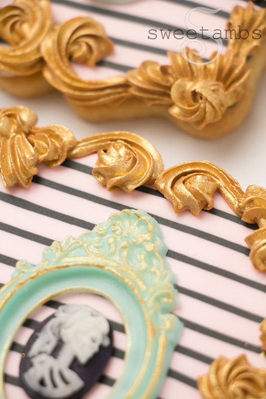 Een close-up van de gouden sierlijke rand op de glamoureuze Halloween-koekjes