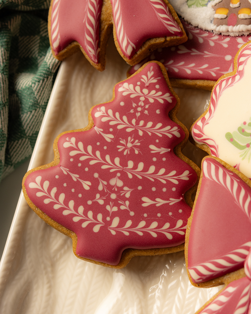 Wet-On-Wet Royal Icing Decorated Cookies for Christmas